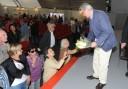 Vittorio Feltri saluta il pubblico in sala